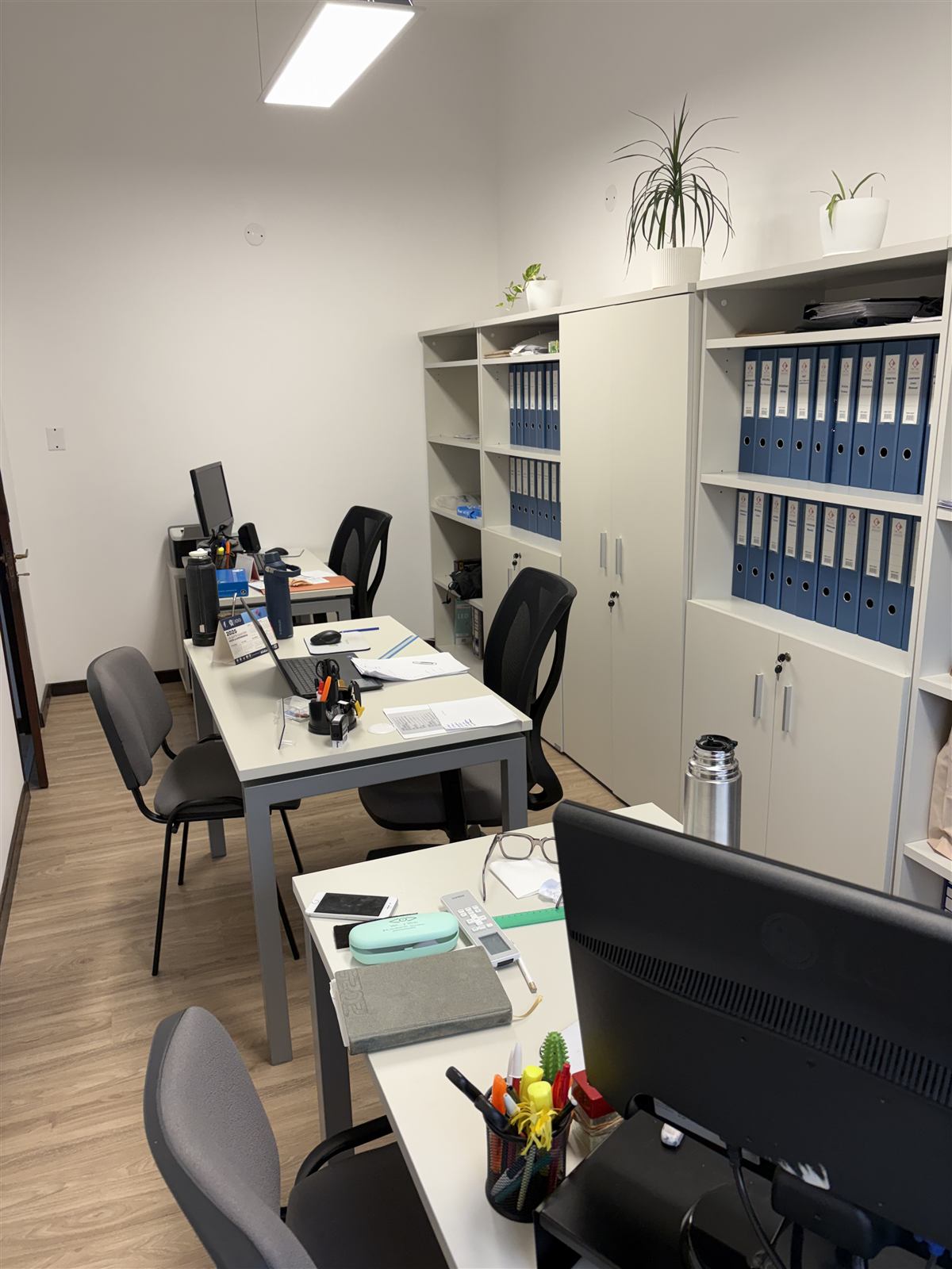 Archivo contable organizado en la oficina de VEP