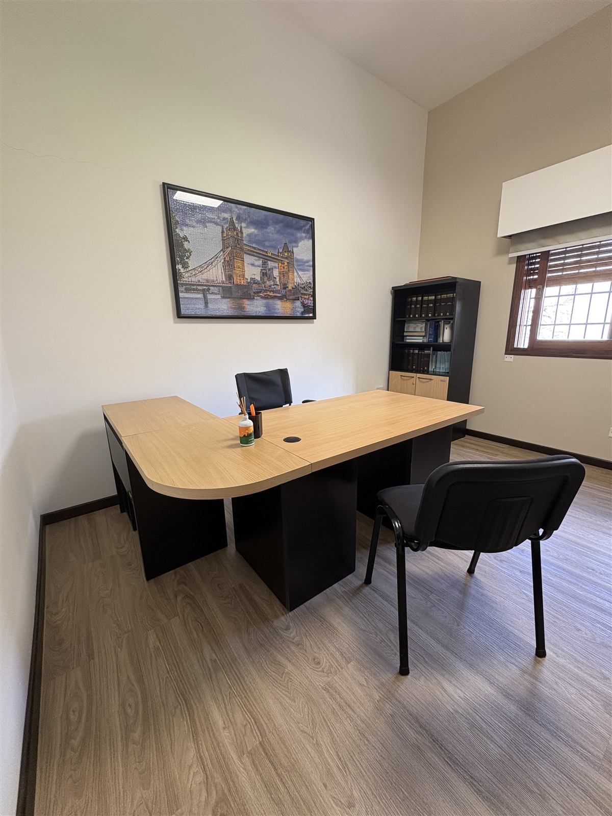 Escritorio disponible para coworking en las oficinas de VEP