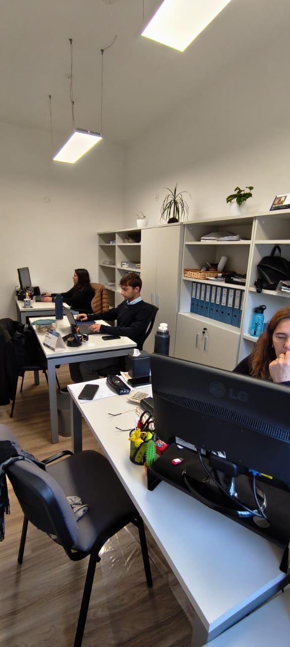 Equipo de VEP Asesoría Integral trabajando en la oficina de San Lorenzo