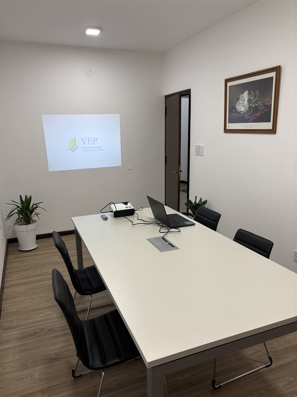 Sala de reuniones equipada de VEP Asesoría Integral